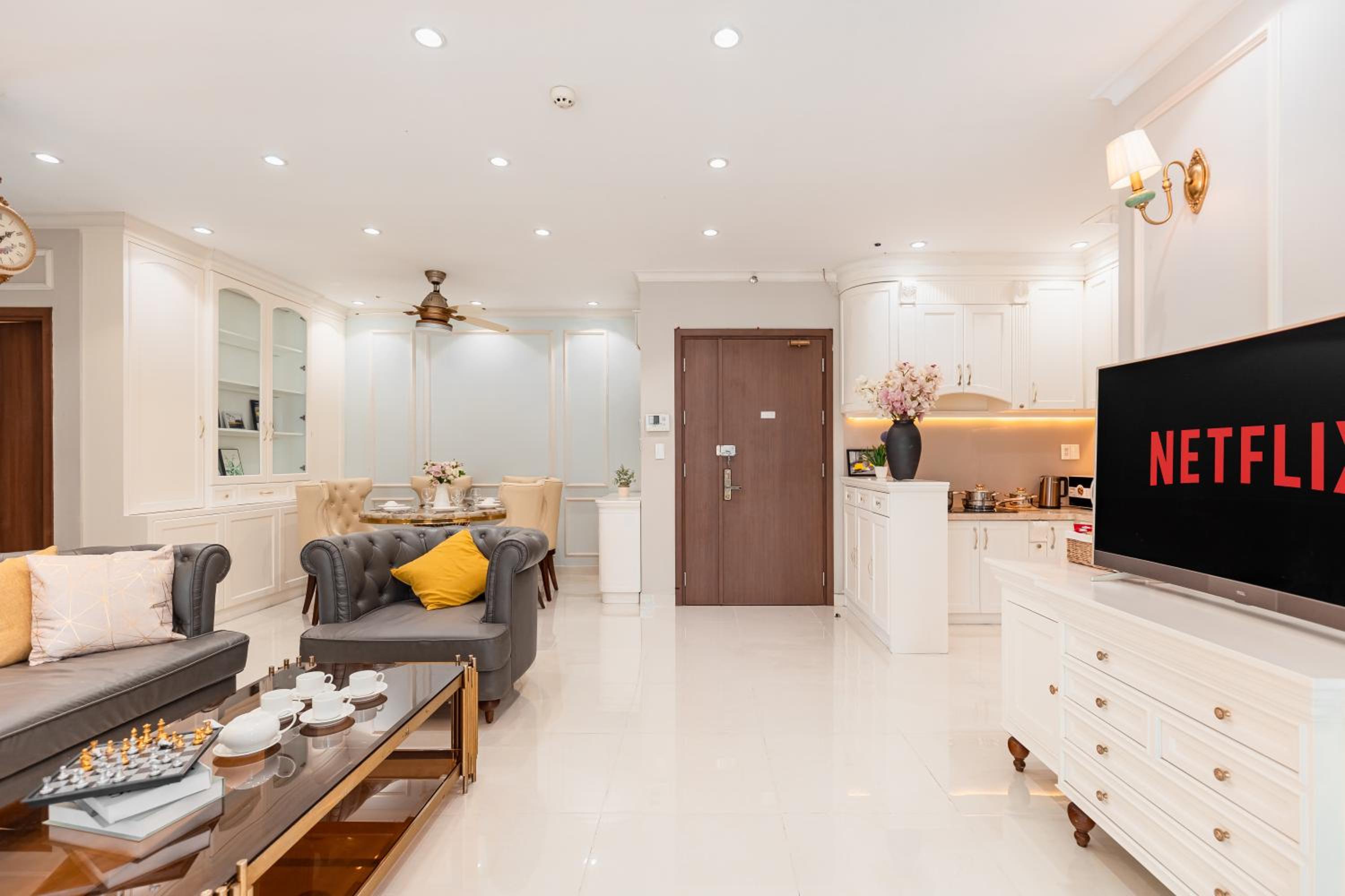 Spacious 4BR apat at Saigon Centre with pool, supermarket, view