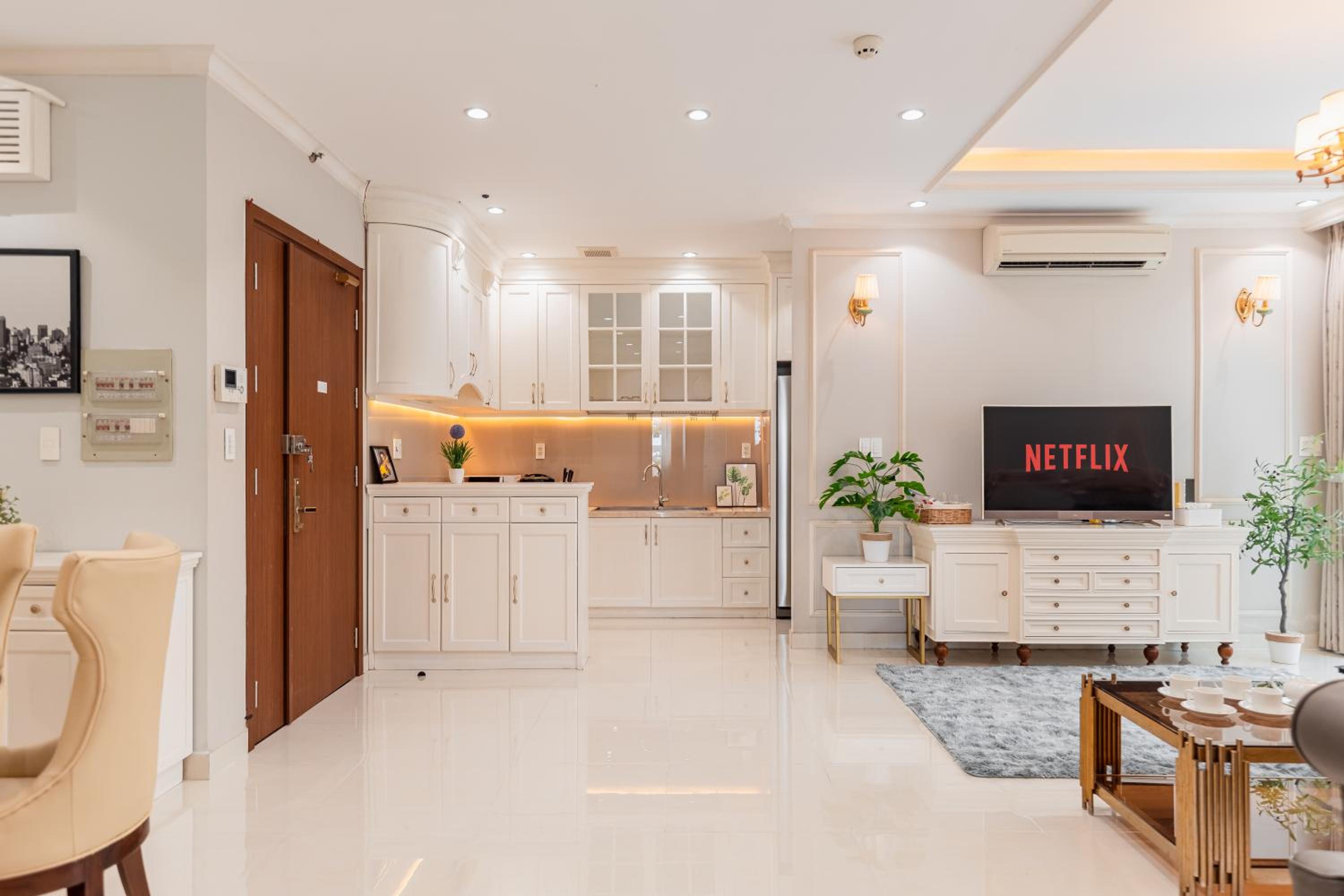 Spacious 4BR apat at Saigon Centre with pool, supermarket, view