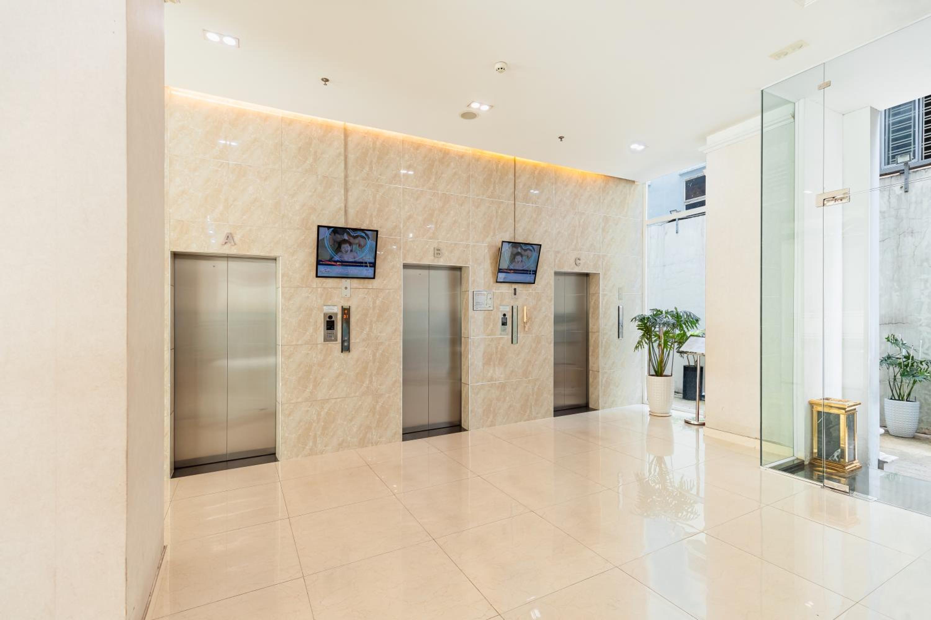 Spacious 4BR apat at Saigon Centre with pool, supermarket, view