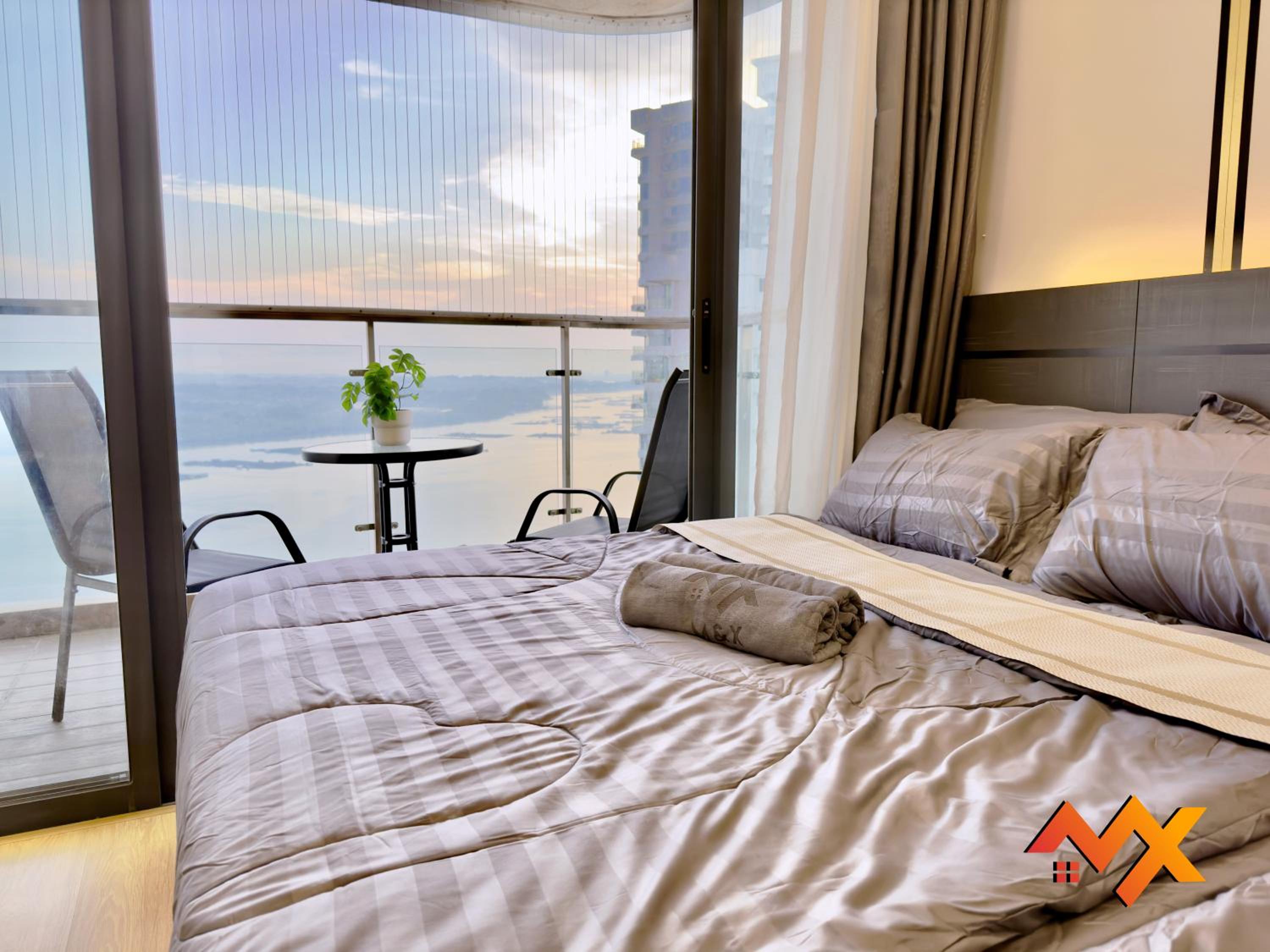 Full Sea View Country Garden Danga Bay 6-13pax Smart TV 70inch-Netflix