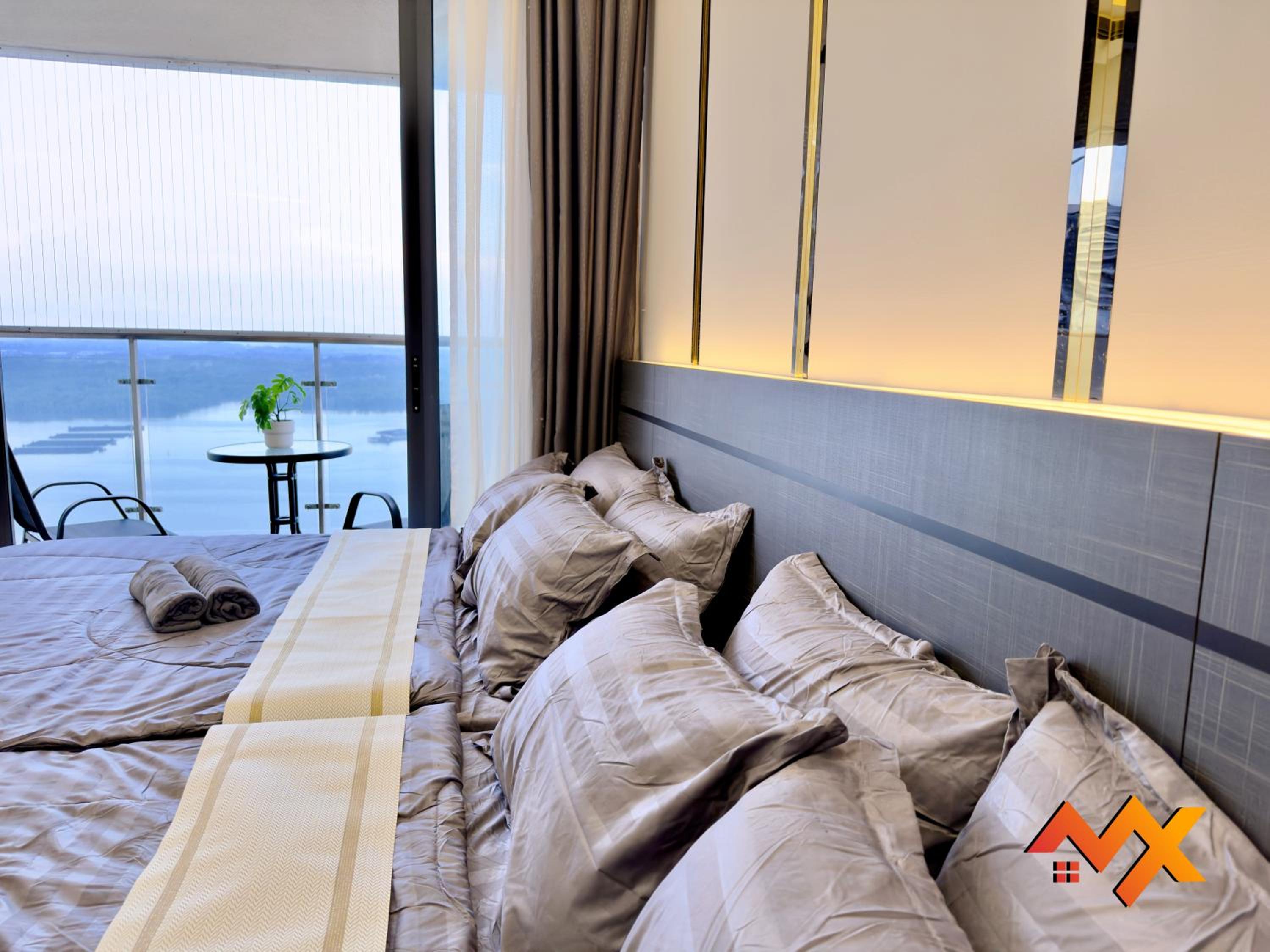 Full Sea View Country Garden Danga Bay 6-13pax Smart TV 70inch-Netflix