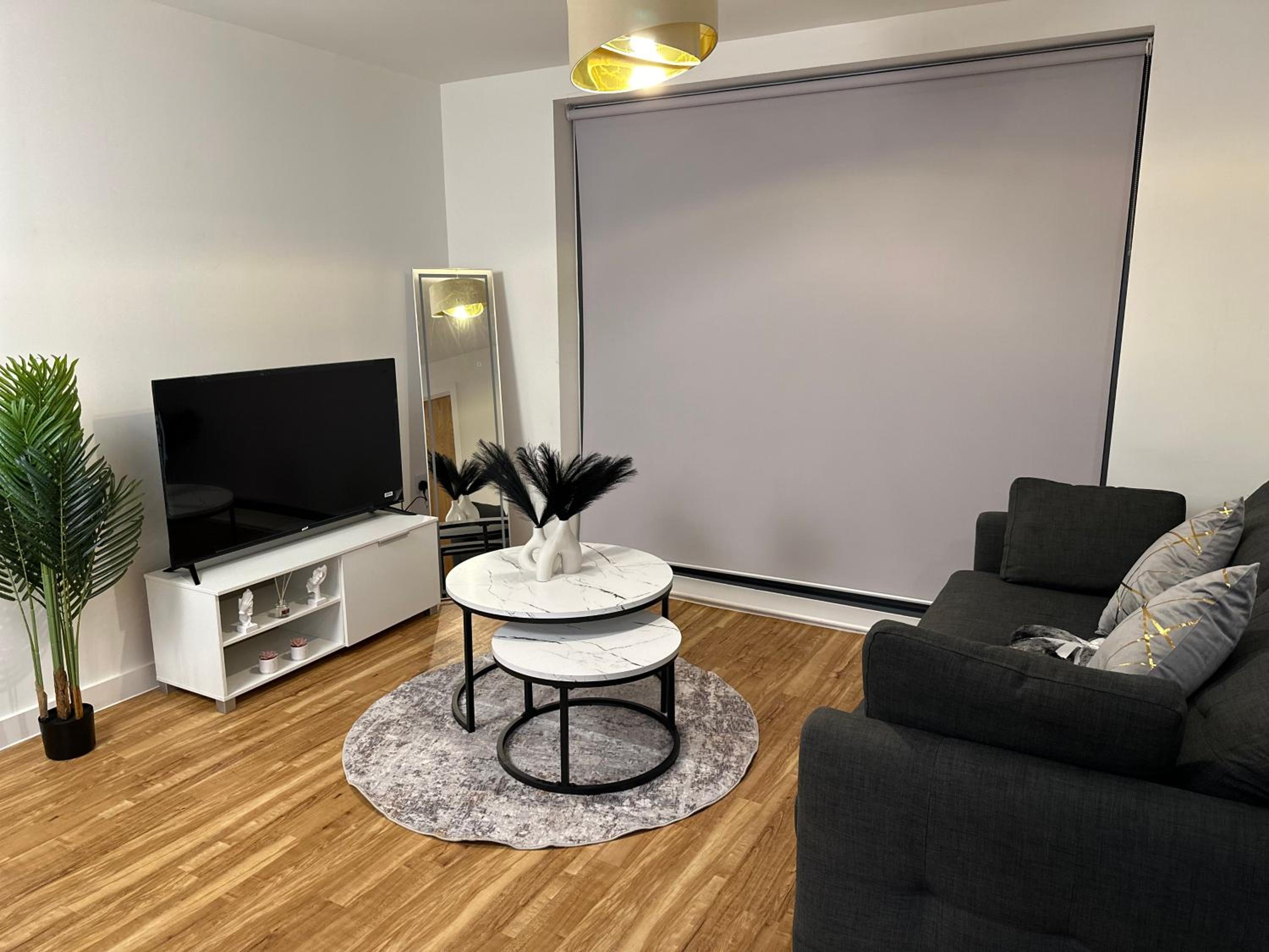 Luxury 2-bed high-rise in Manchester with parking photo 5
