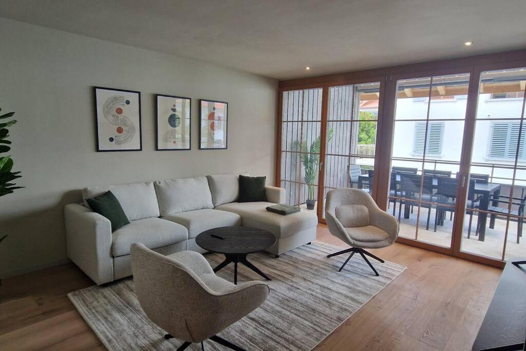 Visionary Hospitality Bassersdorf, Zürich - Premium Apartments in Swiss Style with Free Parking, Washer, Kitchen, Terrace, Vaulted Cellar Event Room, Bus S