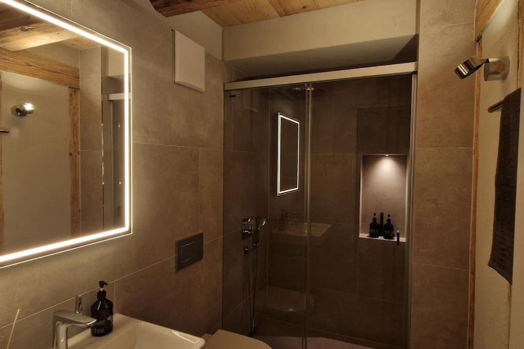 Visionary Hospitality Bassersdorf, Zürich - Premium Apartments in Swiss Style with Free Parking, Washer, Kitchen, Terrace, Vaulted Cellar Event Room, Bus S