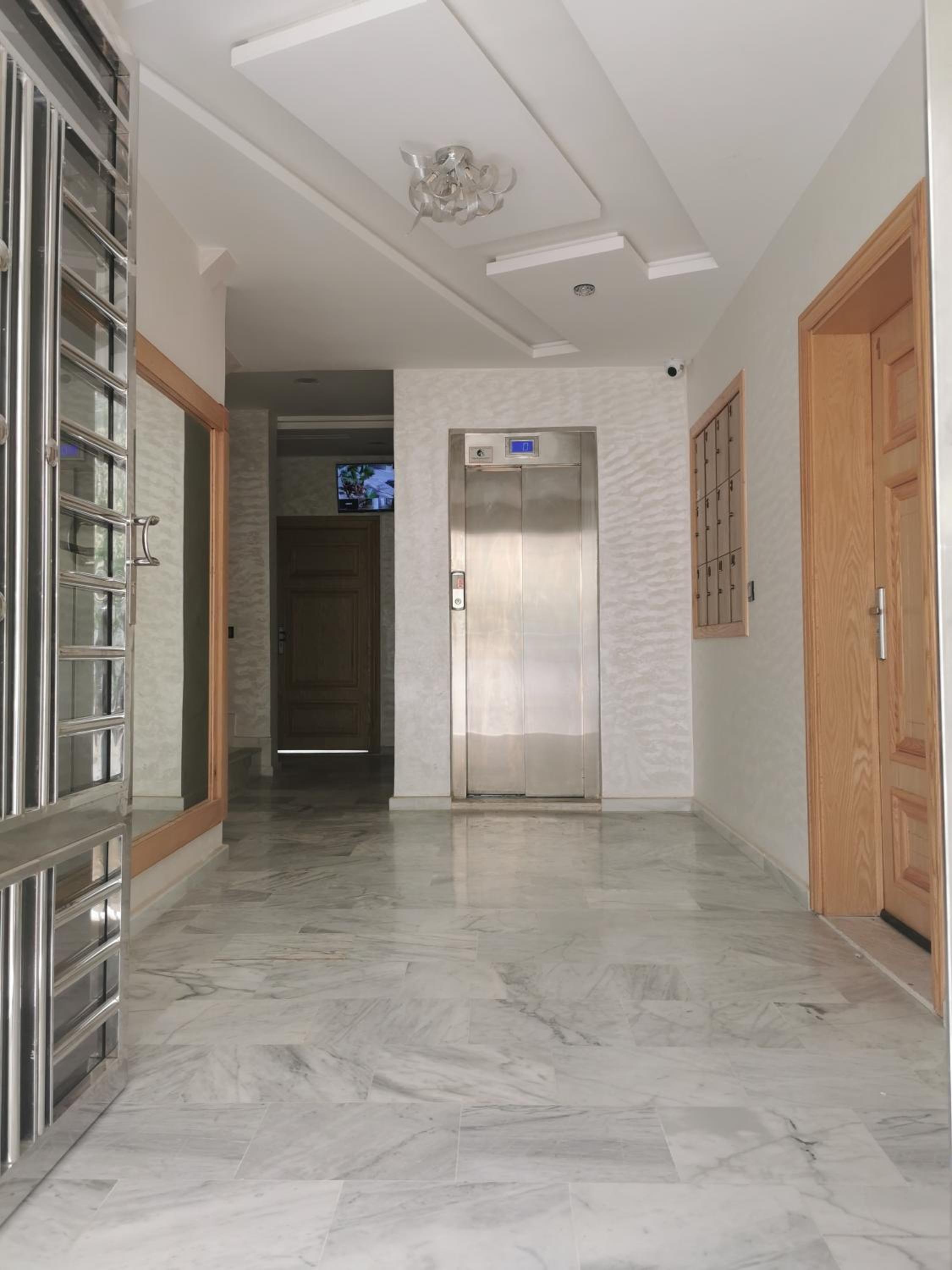 Hotel Appartement familial de luxe à quelques minutes de l'aéroport et proche de la forêt et Marjan - Image 1