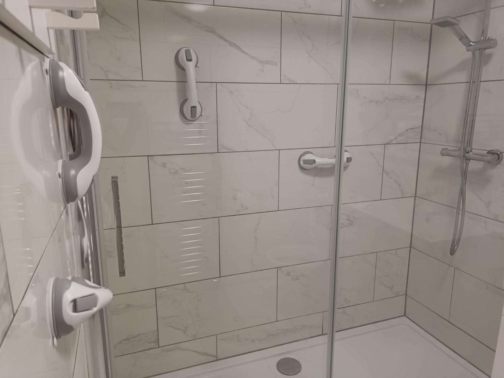 Spacious Elegant 2-BR Apartment in Aberdeen City Centre view 5
