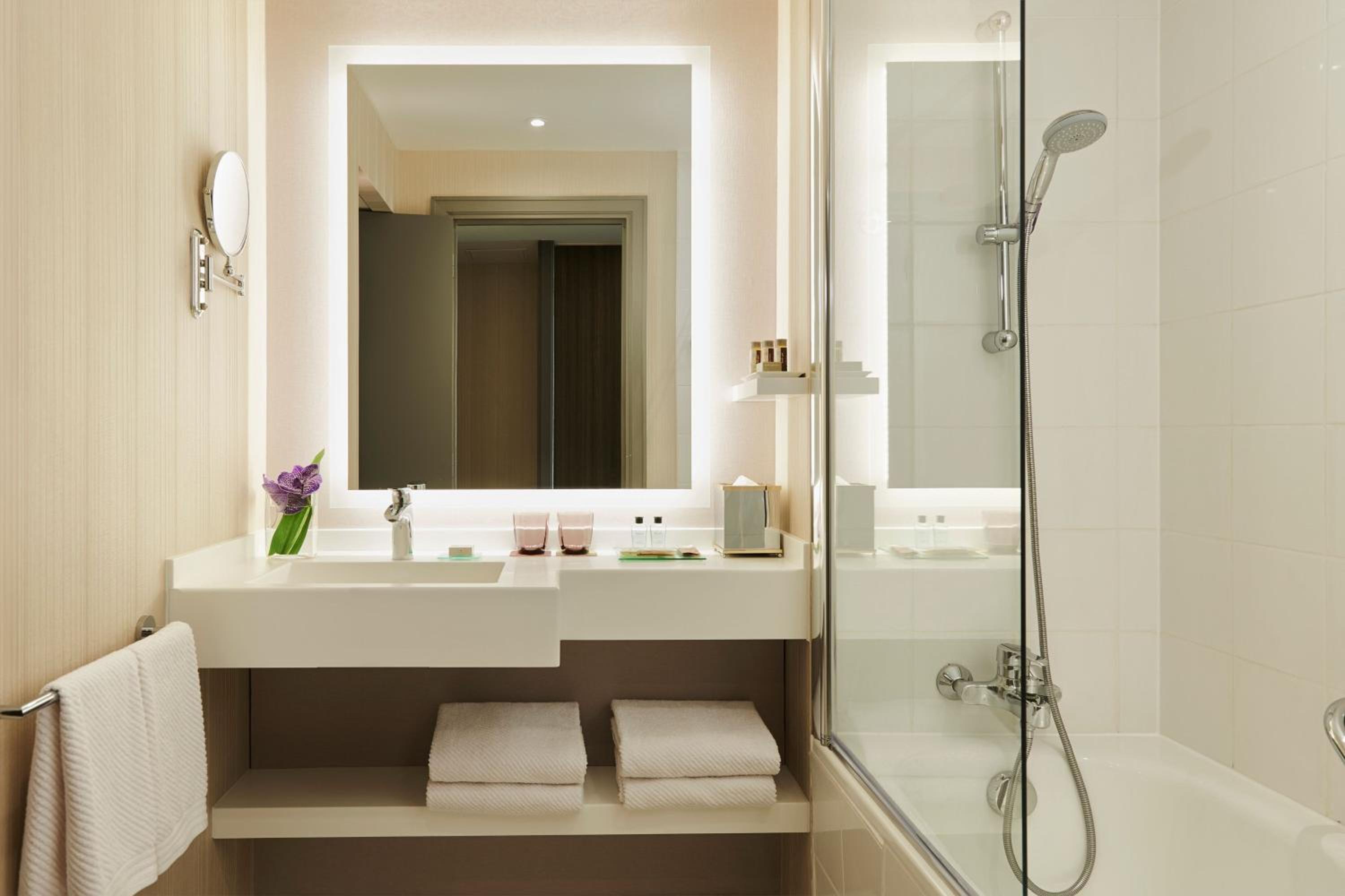 Puteaux Vacations - Renaissance Paris La Defense Hotel - Property Image 3