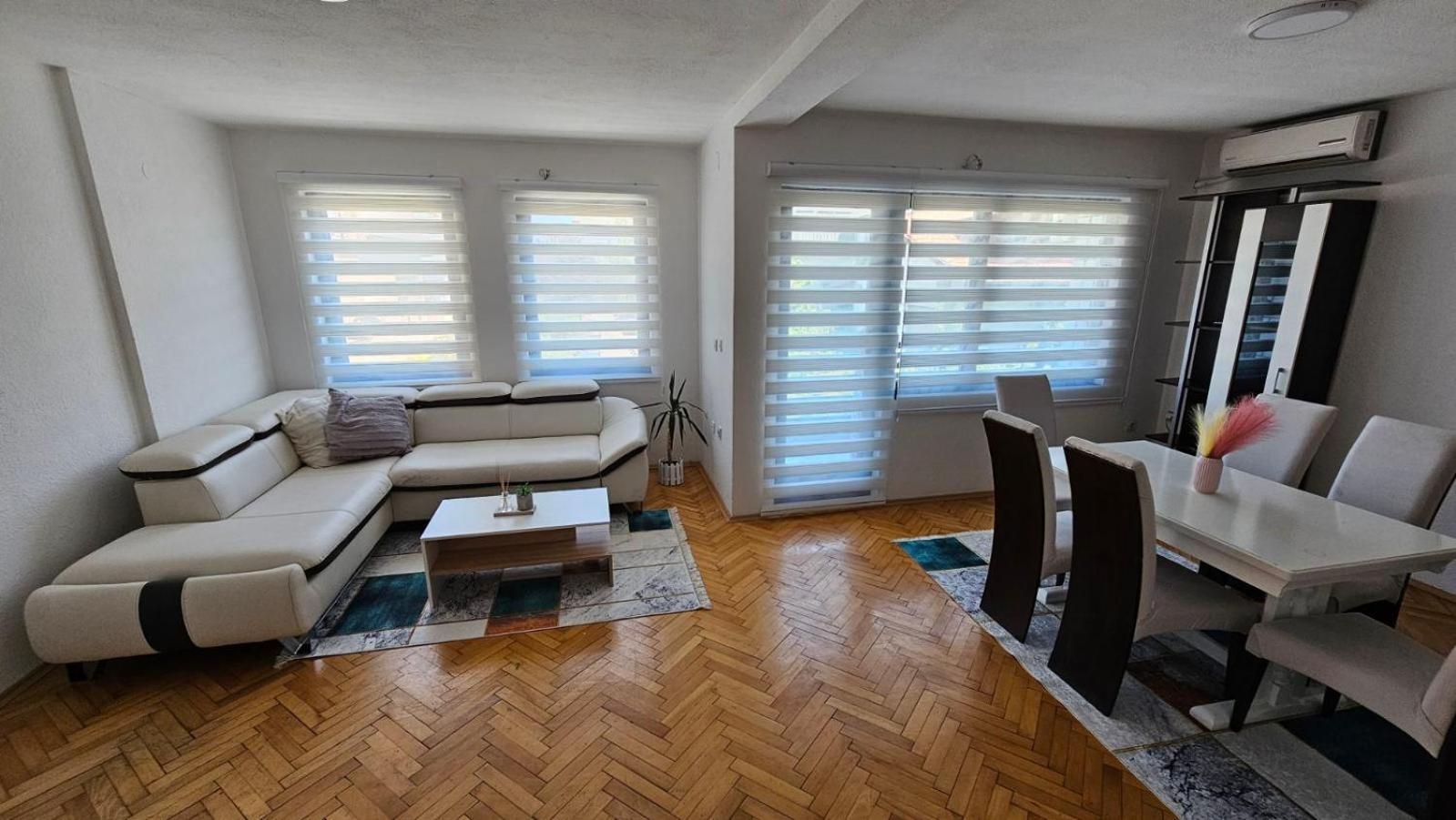 Property Sim-Vlae