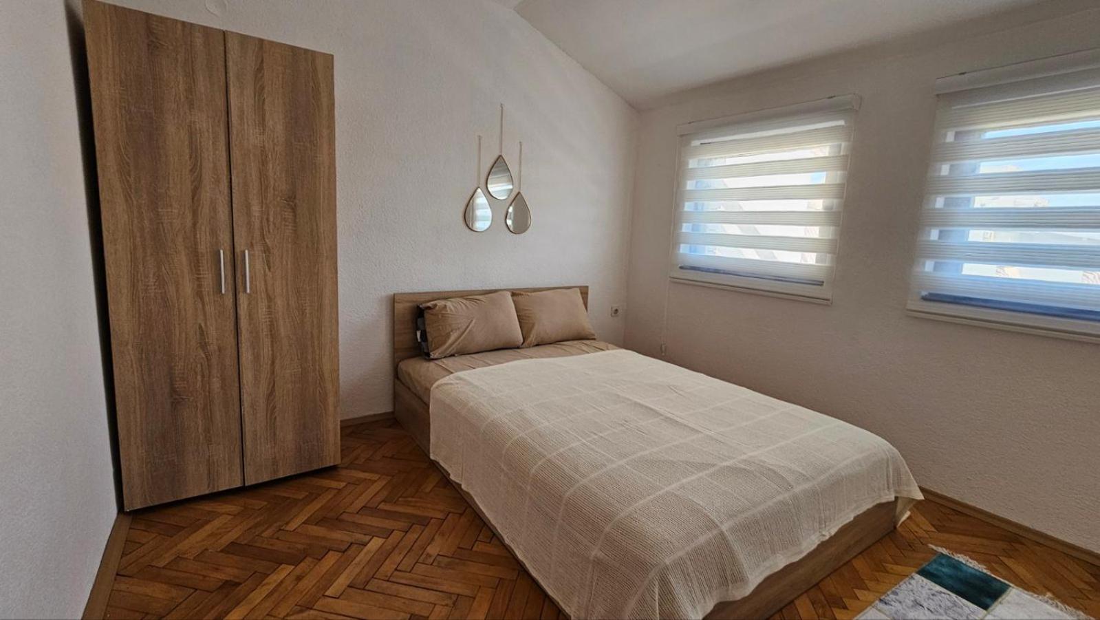 Property Sim-Vlae