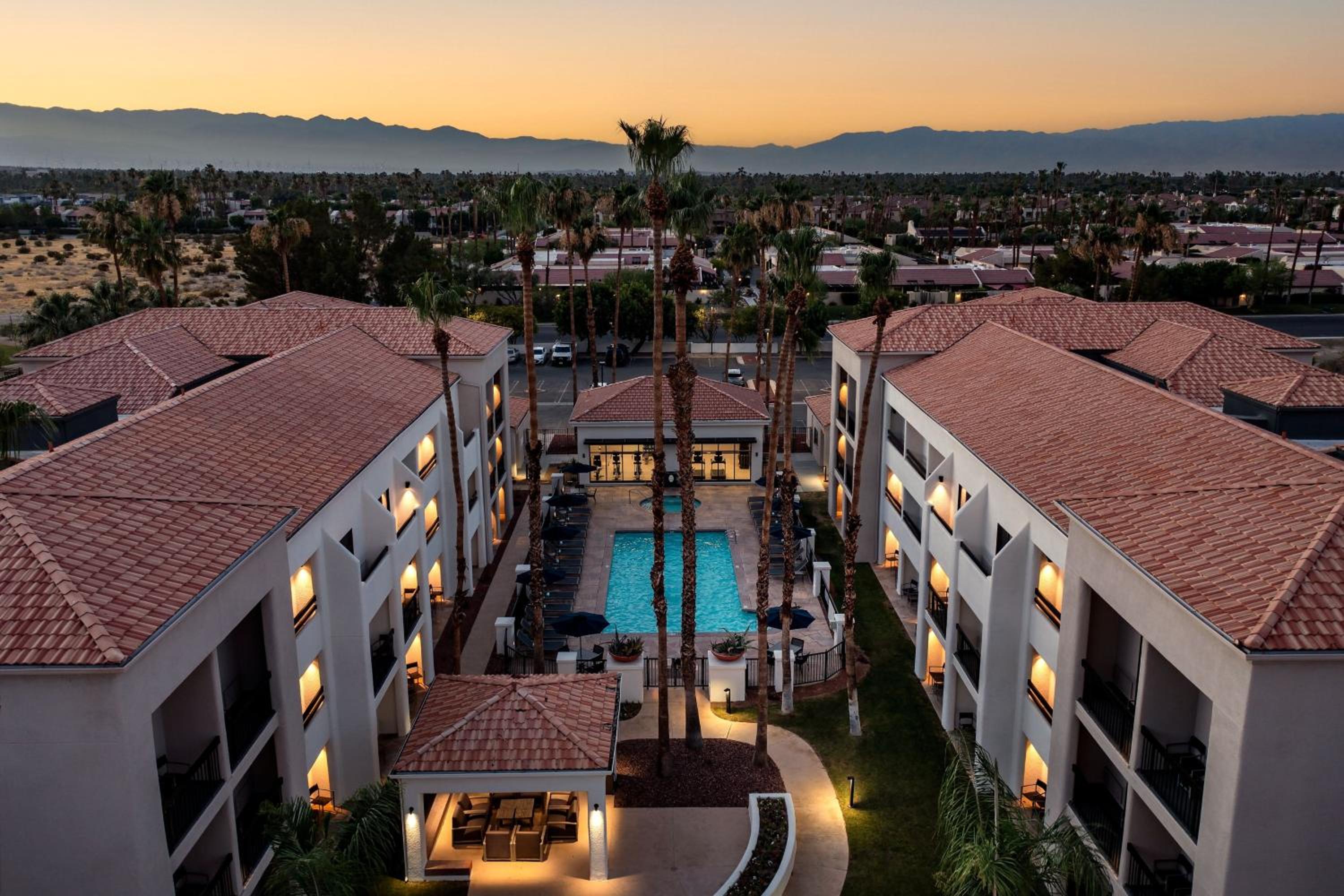 Hotel Courtyard by Marriott Palm Springs - Image 1