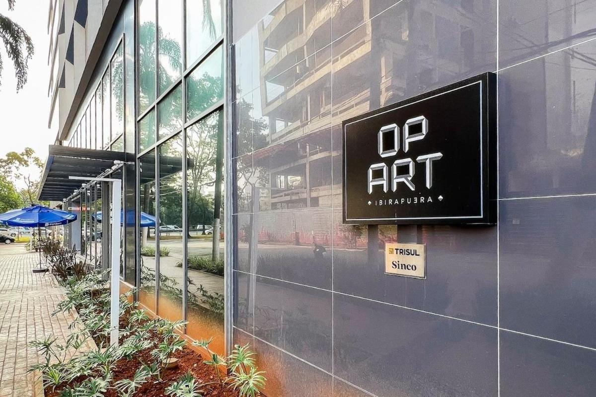 Zainalofts7 ao lado do AACD- Op Art Ibirapuera 53A/54A