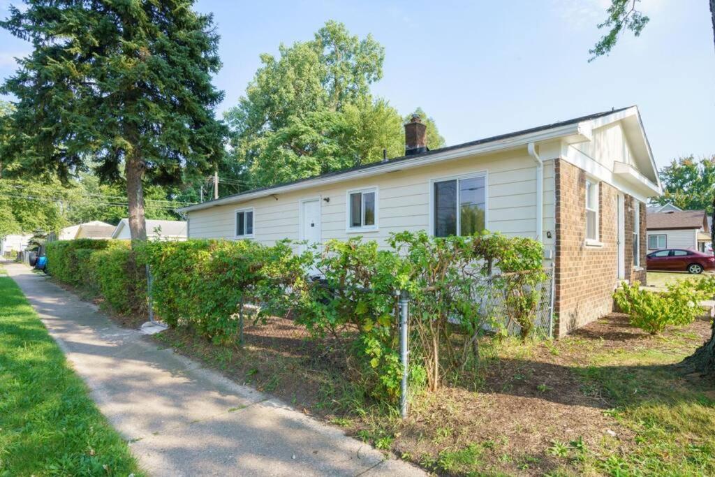 Sleeps 8 Close to Downtown Royal Oak view 5