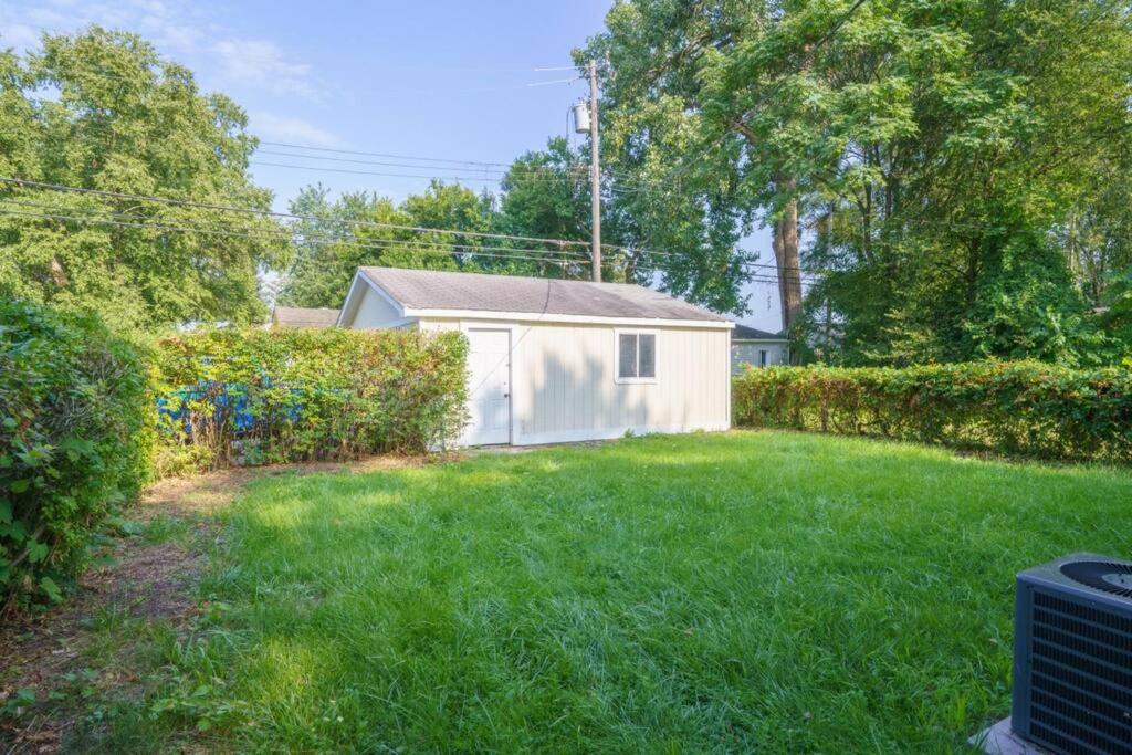 Sleeps 8 Close to Downtown Royal Oak view 4
