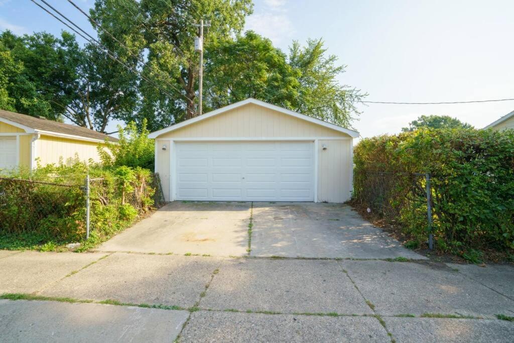 Sleeps 8 Close to Downtown Royal Oak view 3
