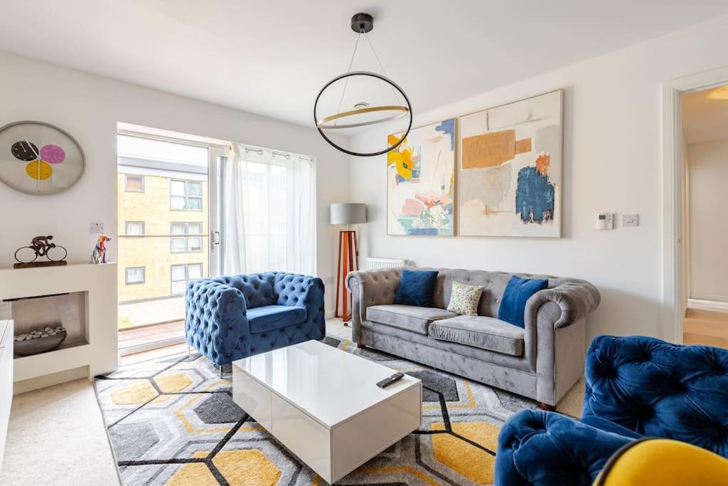 Stunning Station Apartment with free Parking