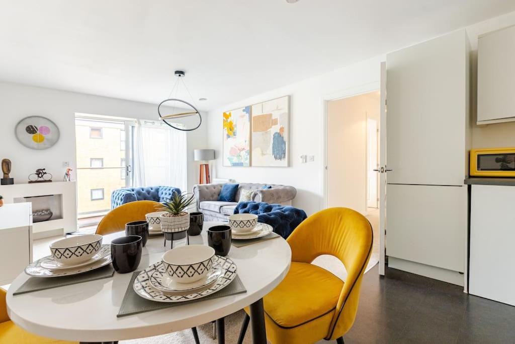 Stunning Station Apartment with free Parking