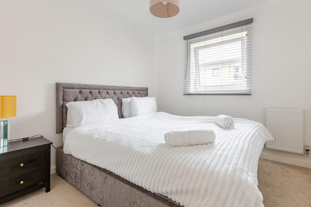Stunning Station Apartment with free Parking