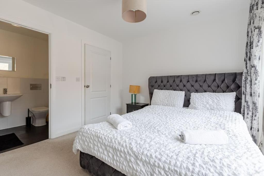 Stunning Station Apartment with free Parking