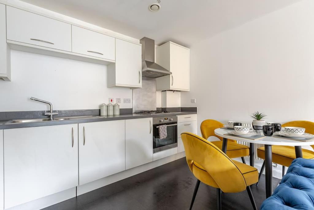 Stunning Station Apartment with free Parking