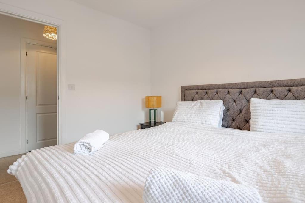 Stunning Station Apartment with free Parking