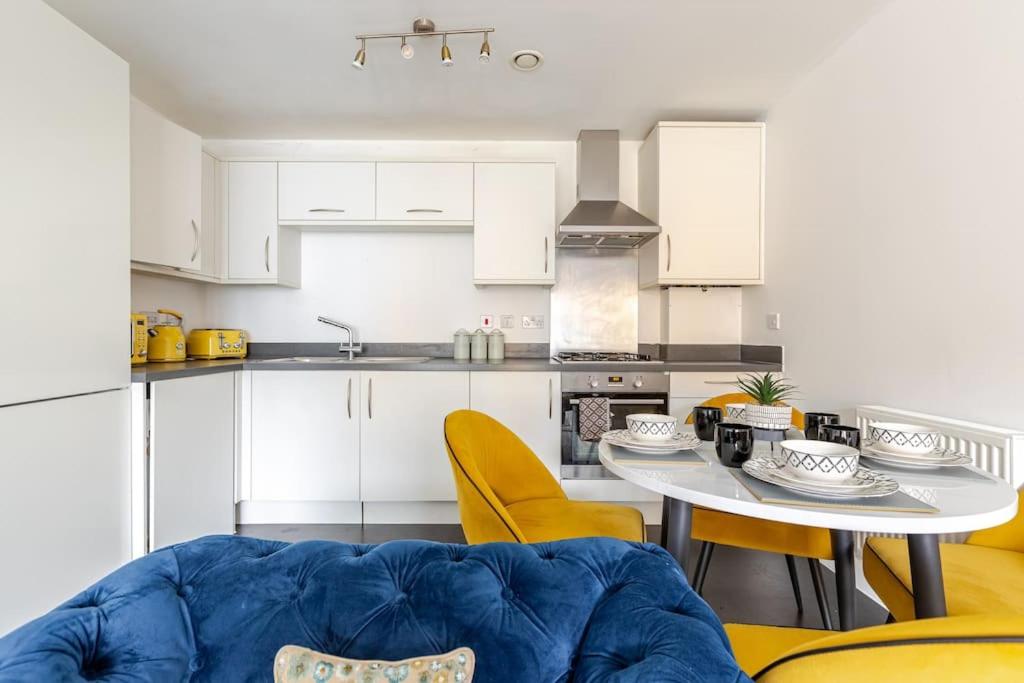 Stunning Station Apartment with free Parking