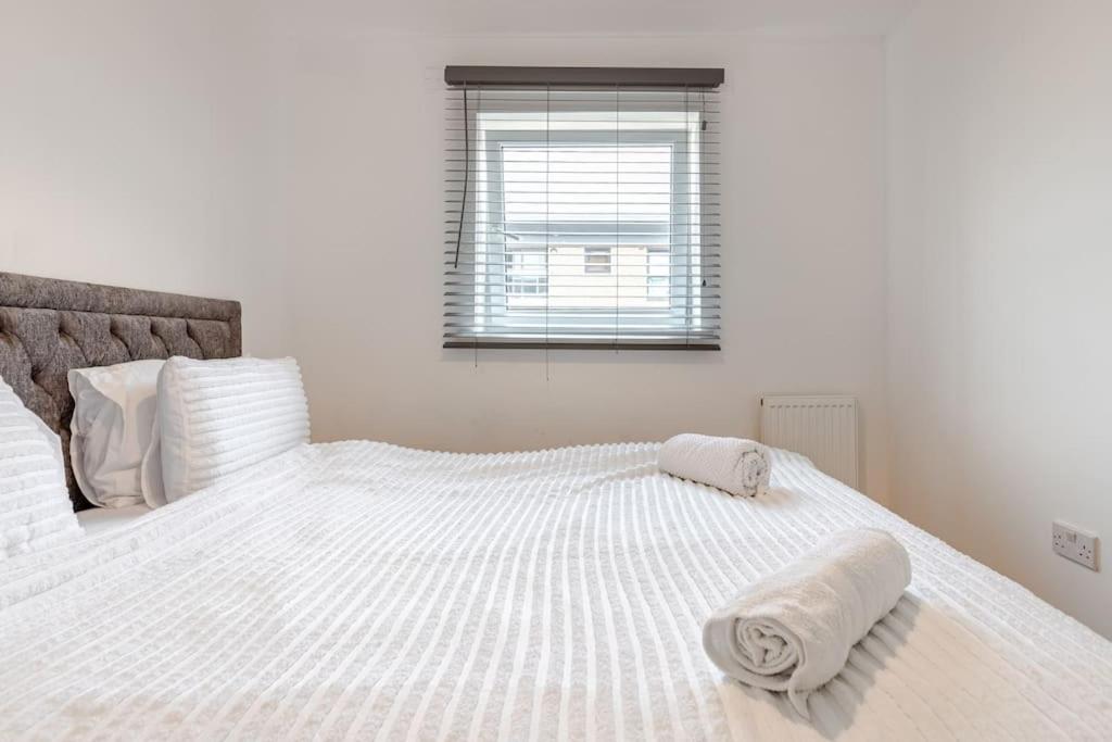Stunning Station Apartment with free Parking