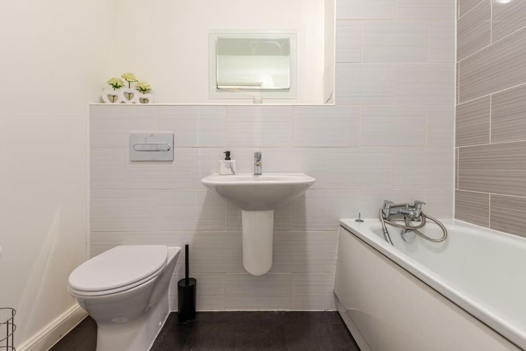 Stunning Station Apartment with free Parking