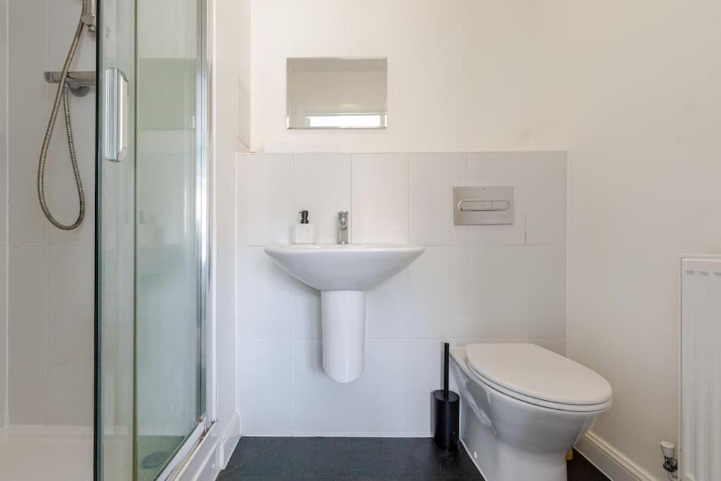 Stunning Station Apartment with free Parking