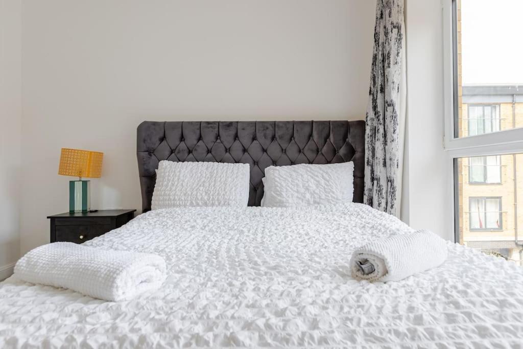 Stunning Station Apartment with free Parking