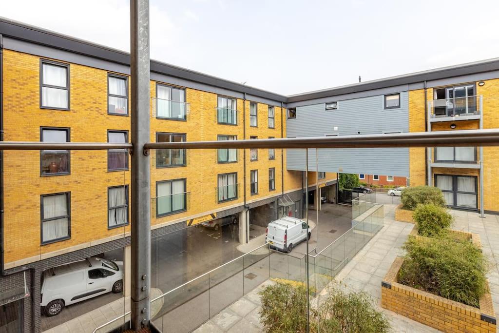 Stunning Station Apartment with free Parking