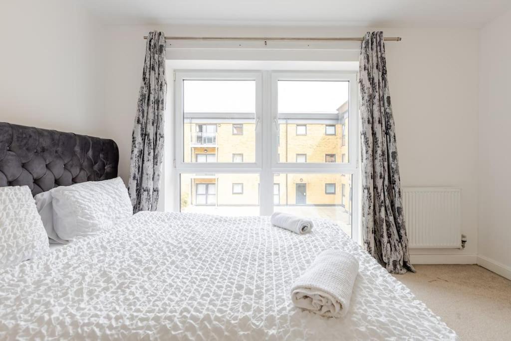 Stunning Station Apartment with free Parking