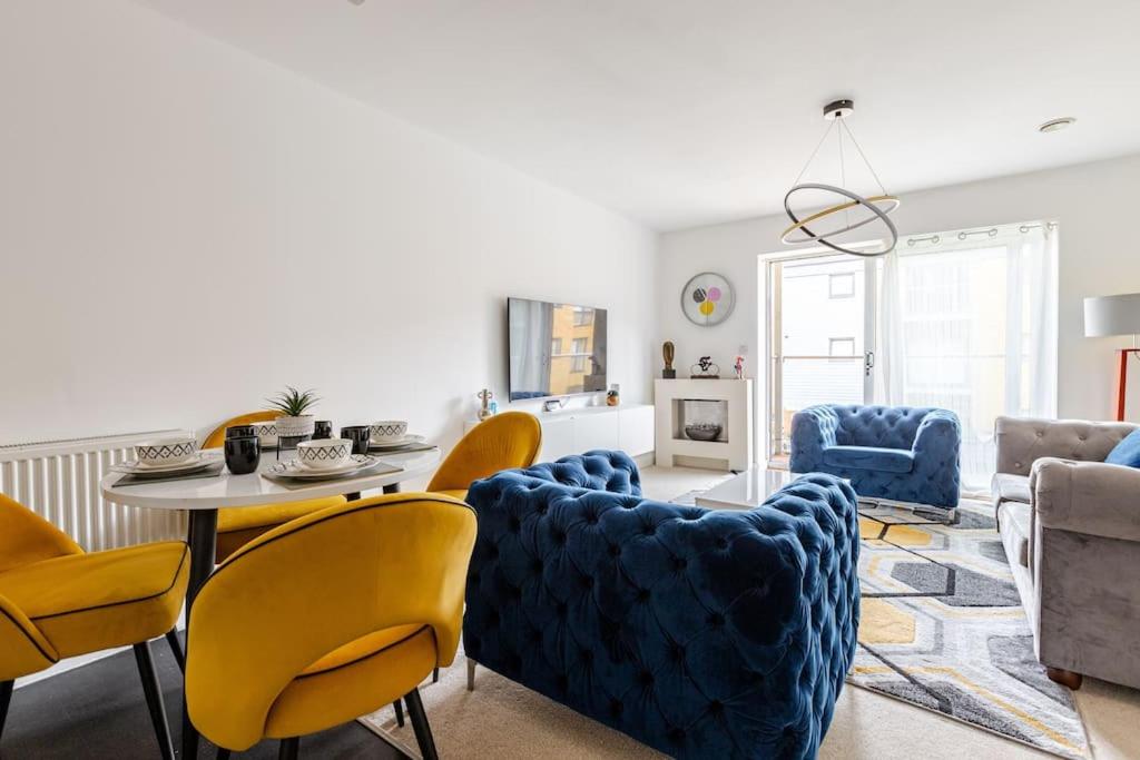 Stunning Station Apartment with free Parking