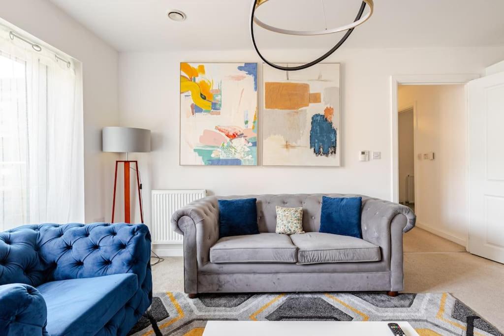 Stunning Station Apartment with free Parking