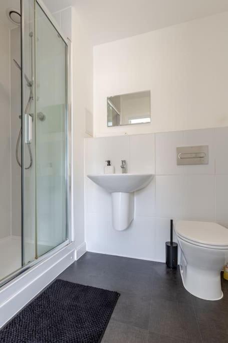 Stunning Station Apartment with free Parking