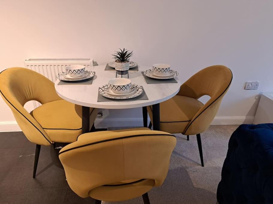 Stunning Station Apartment with free Parking