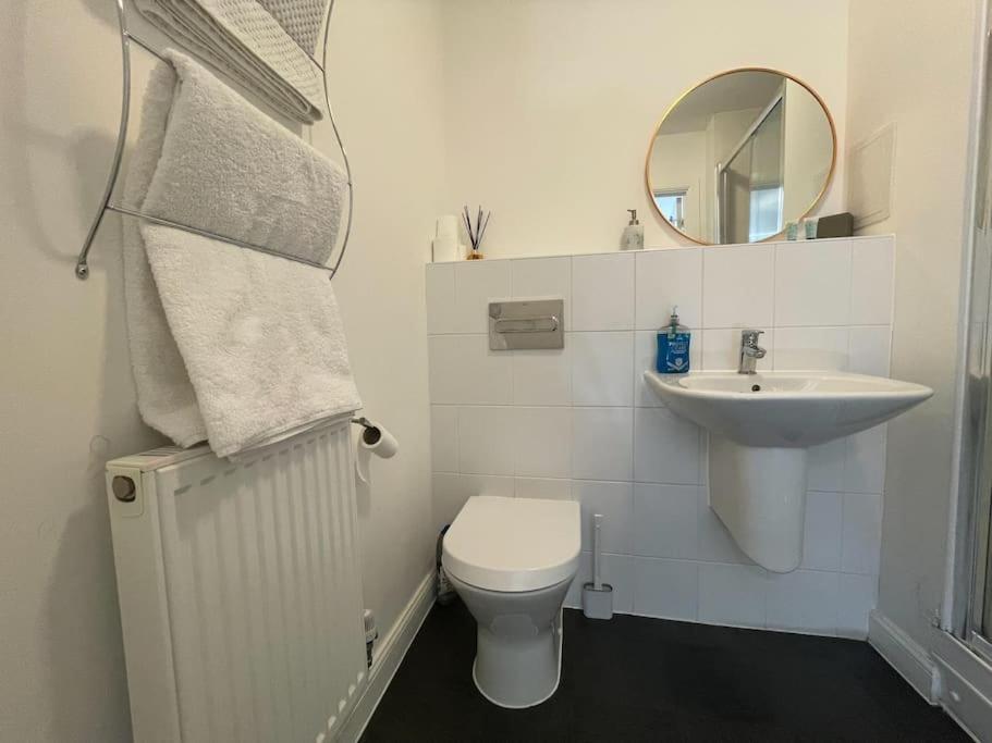 Stylish Station Apartment in Rochester with Free Parking, photo 23