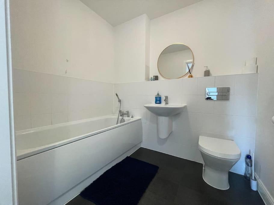 Stylish Station Apartment in Rochester with Free Parking, photo 8