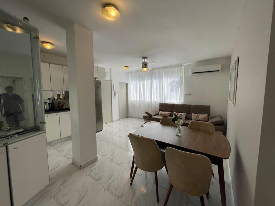 Urban Oasis Apartments l Prime Location Tel Aviv l By Bookiz view 4