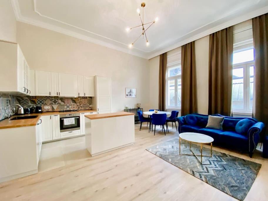 Stylish Parisian 3BR in Central Budapest, Sleeps 9 view 2