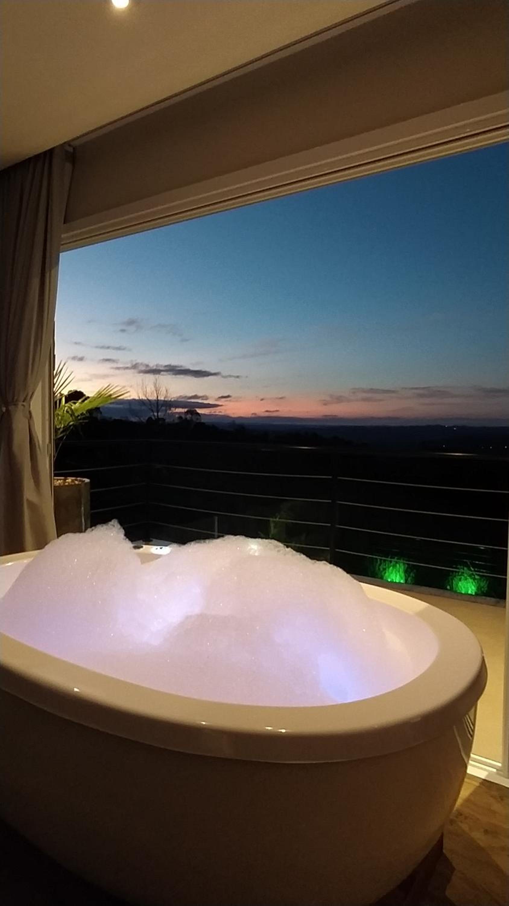 Casa 2 suítes, ofurô, piscina no Vale dos Vinhedos