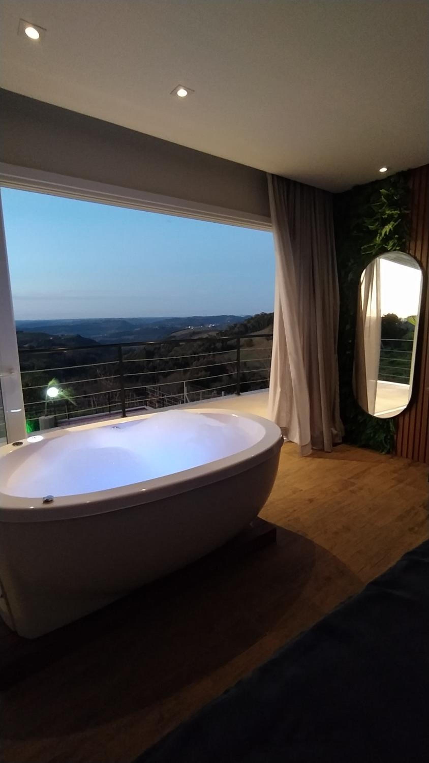 Casa 2 suítes, ofurô, piscina no Vale dos Vinhedos