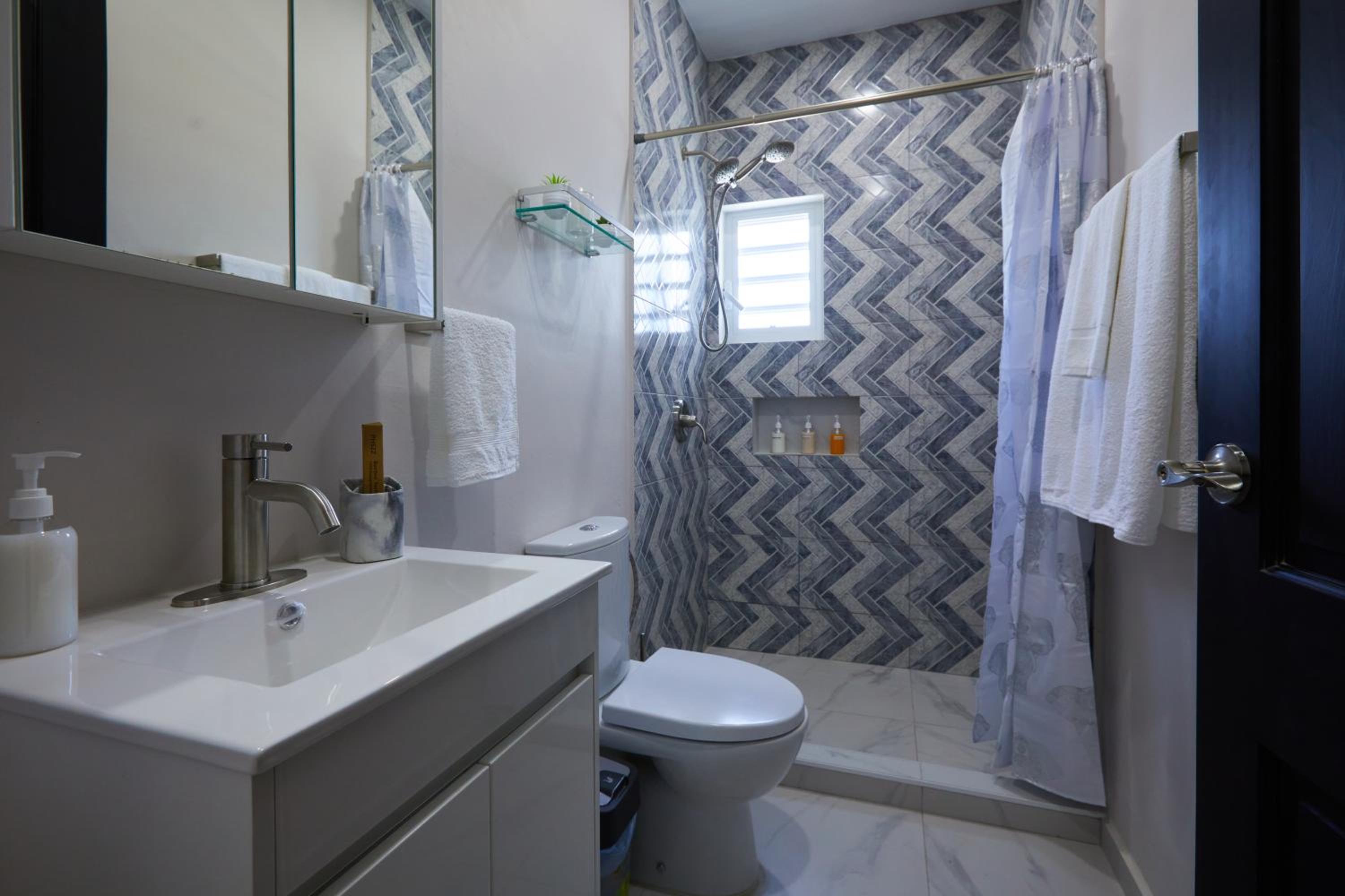 Central Located 2 BR Near Mambo Bch 10 Min Walk
