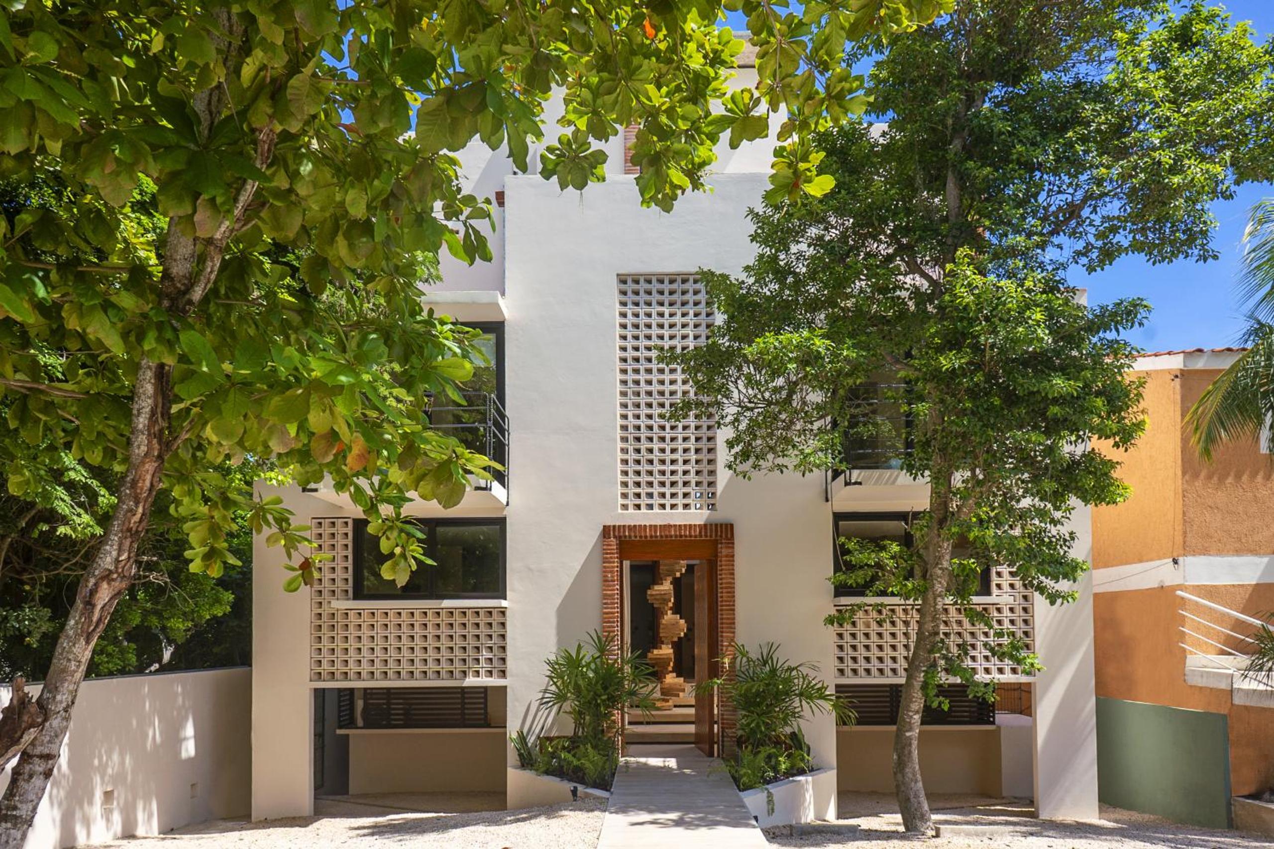 Hotel Ikana Puerto Aventuras Golf Getaway - Image 1