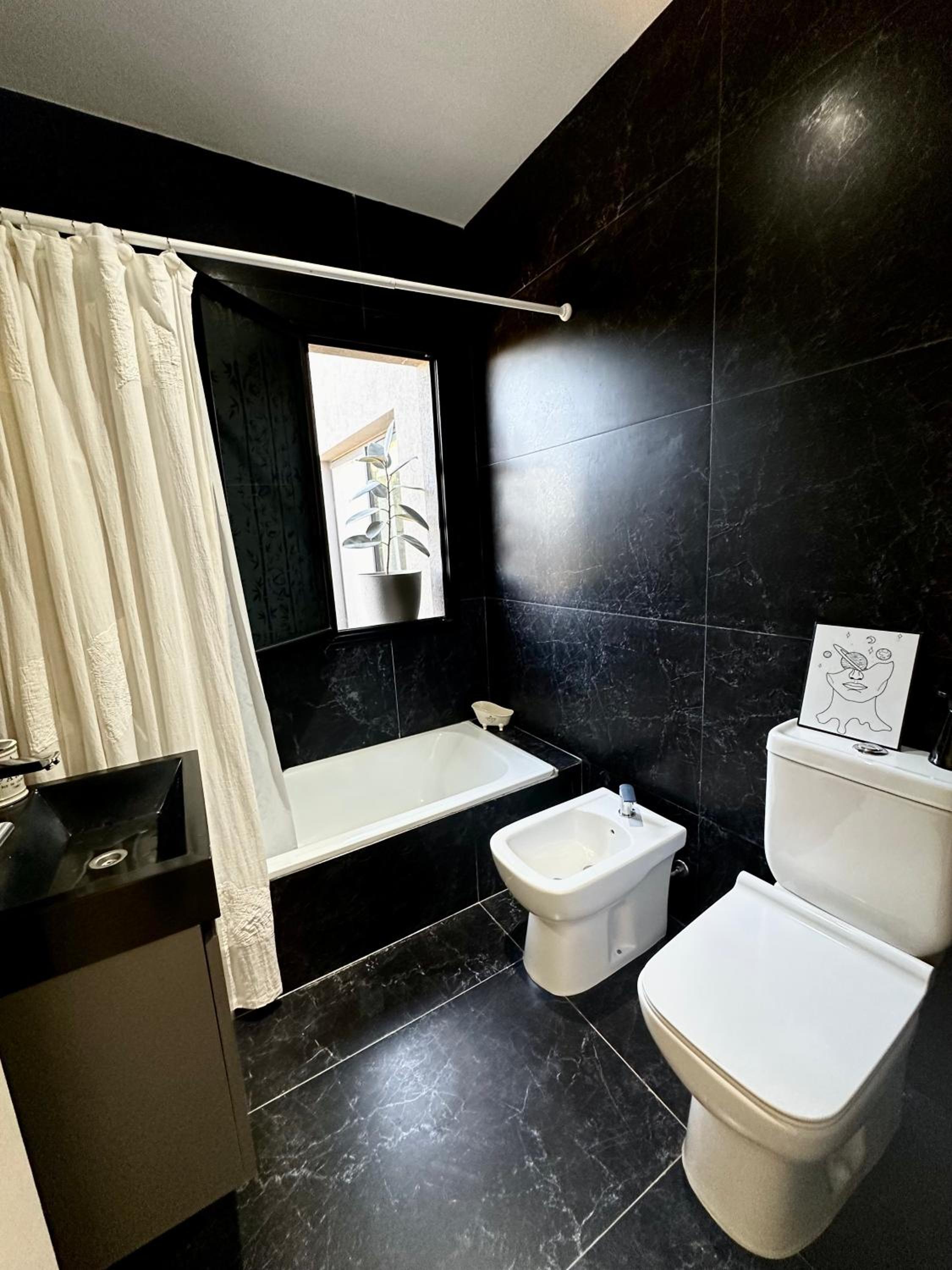 Casa familiar a la laguna en San Sebastian, Escobar, 3 dormitorios, jardín, pileta, parrilla y canoas