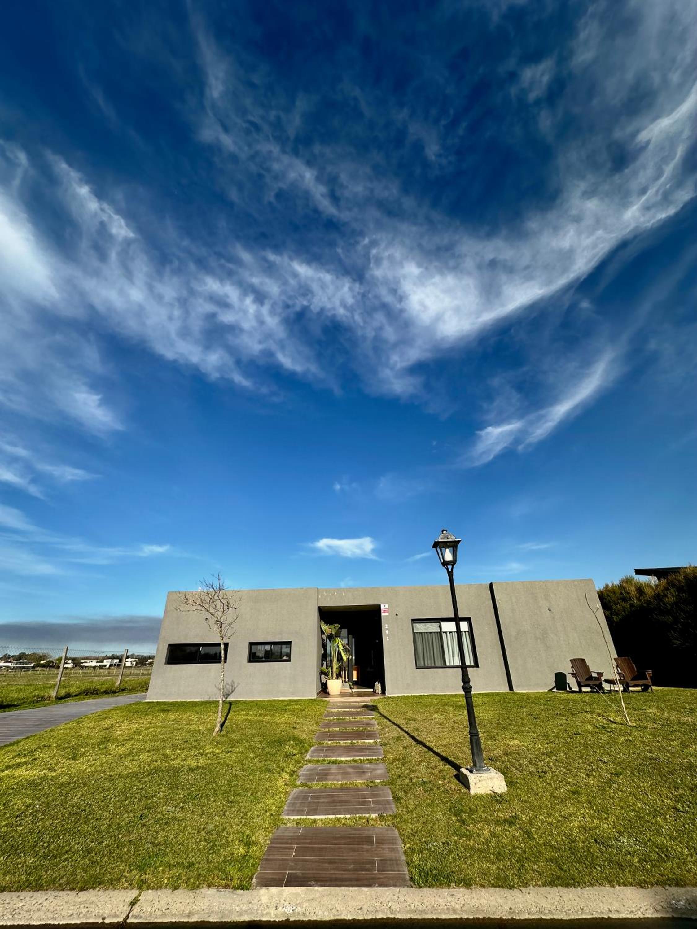 Casa familiar a la laguna en San Sebastian, Escobar, 3 dormitorios, jardín, pileta, parrilla y canoas