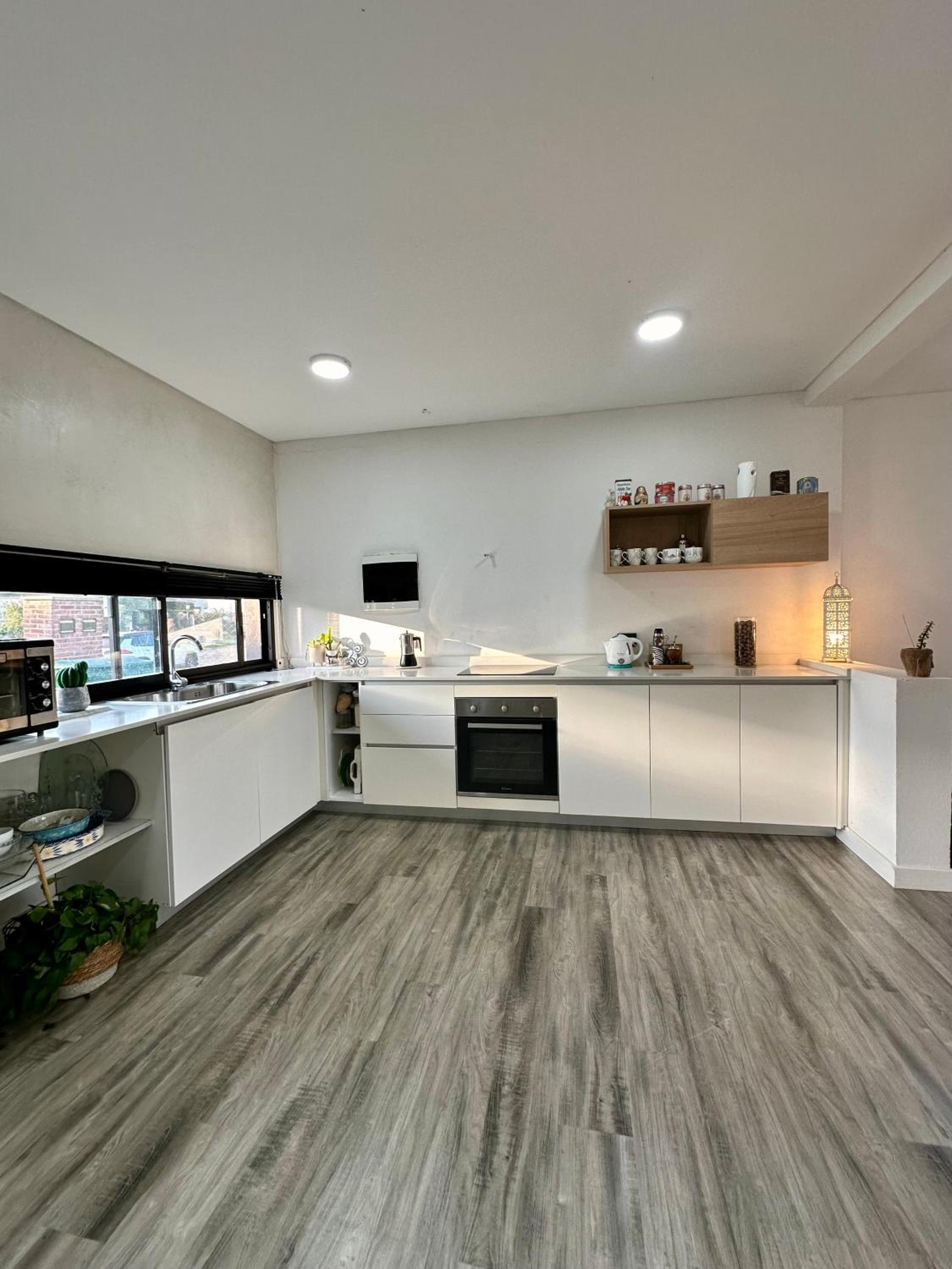 Casa familiar a la laguna en San Sebastian, Escobar, 3 dormitorios, jardín, pileta, parrilla y canoas