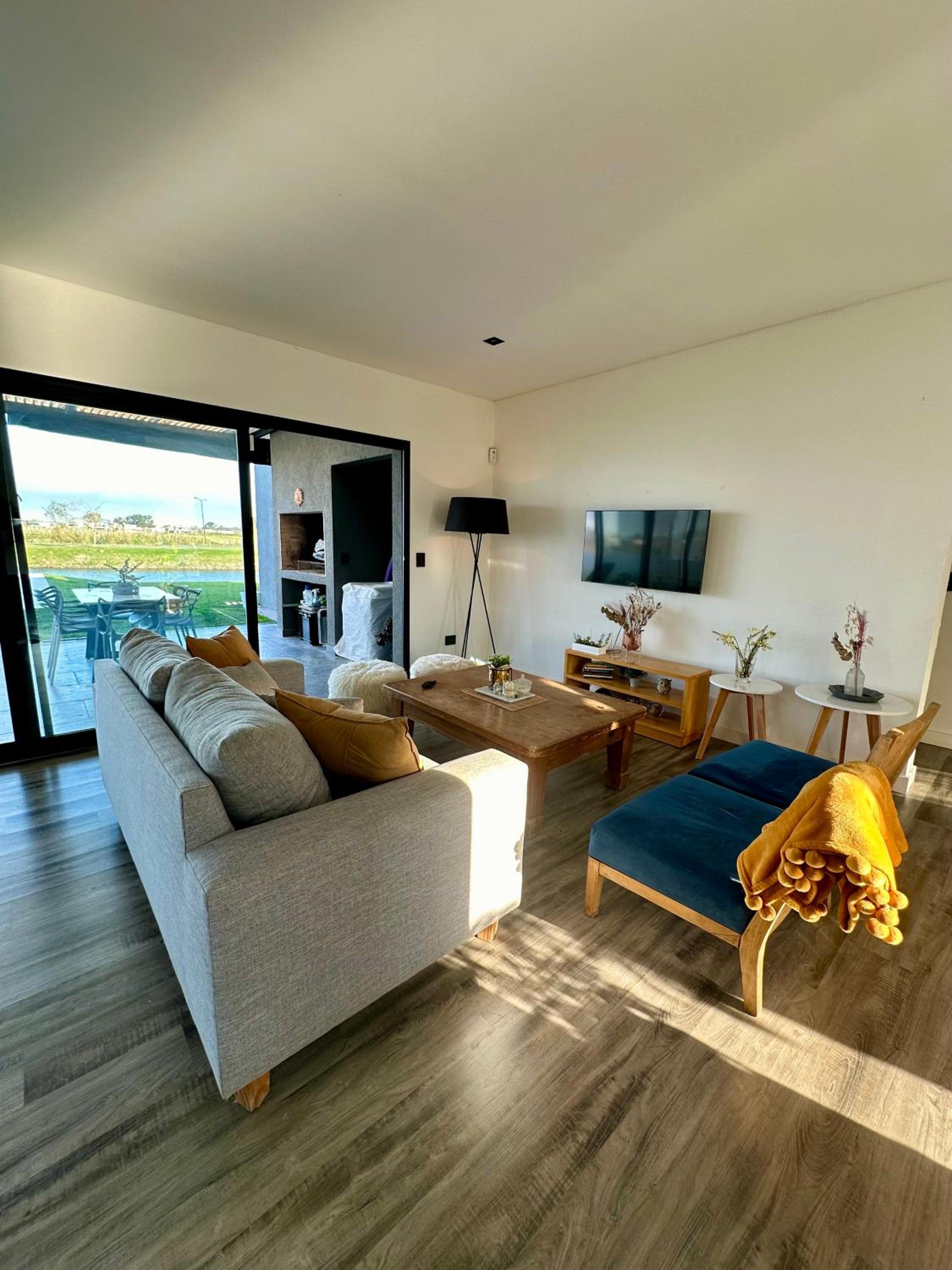 Casa familiar a la laguna en San Sebastian, Escobar, 3 dormitorios, jardín, pileta, parrilla y canoas