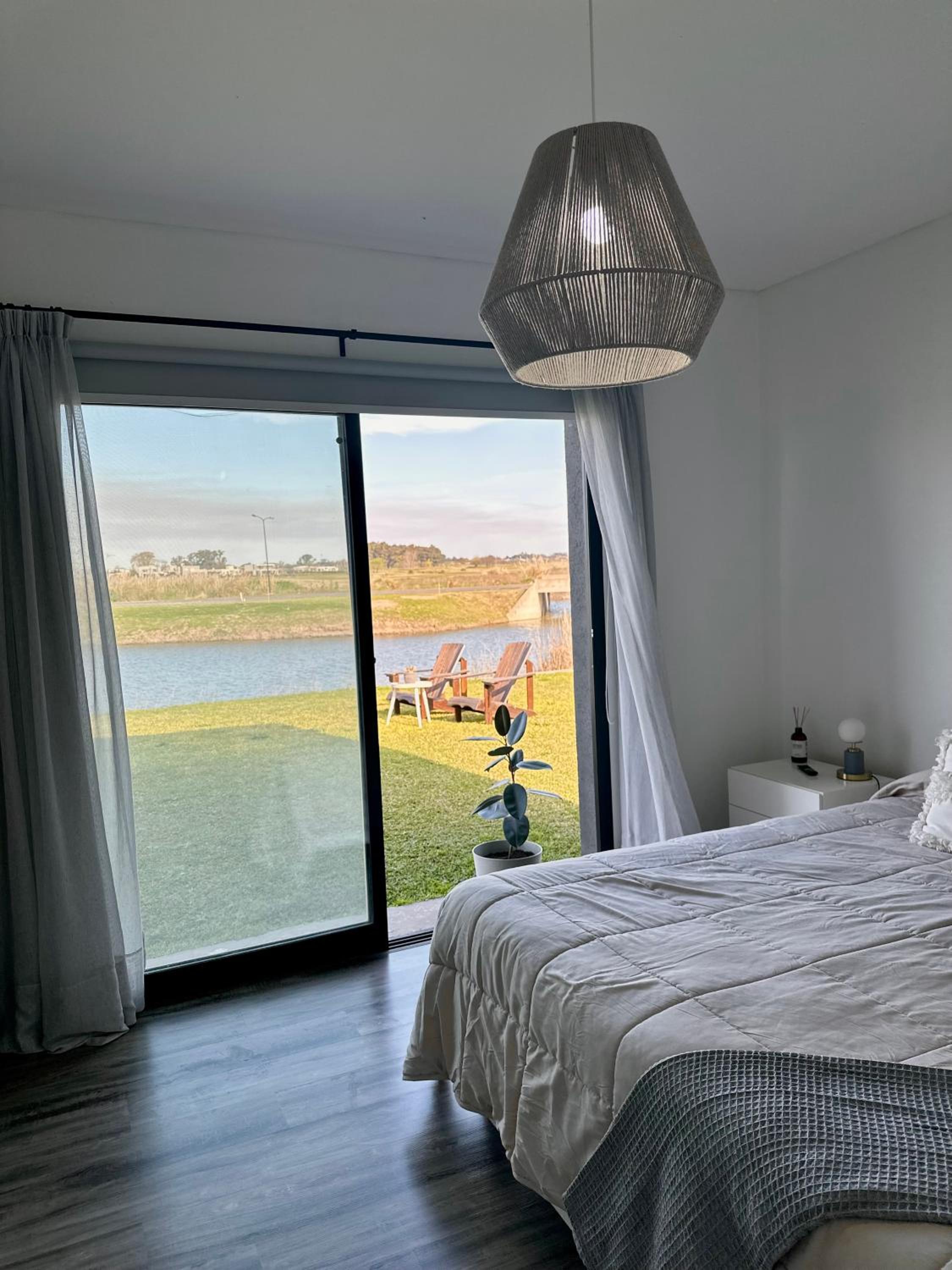 Casa familiar a la laguna en San Sebastian, Escobar, 3 dormitorios, jardín, pileta, parrilla y canoas