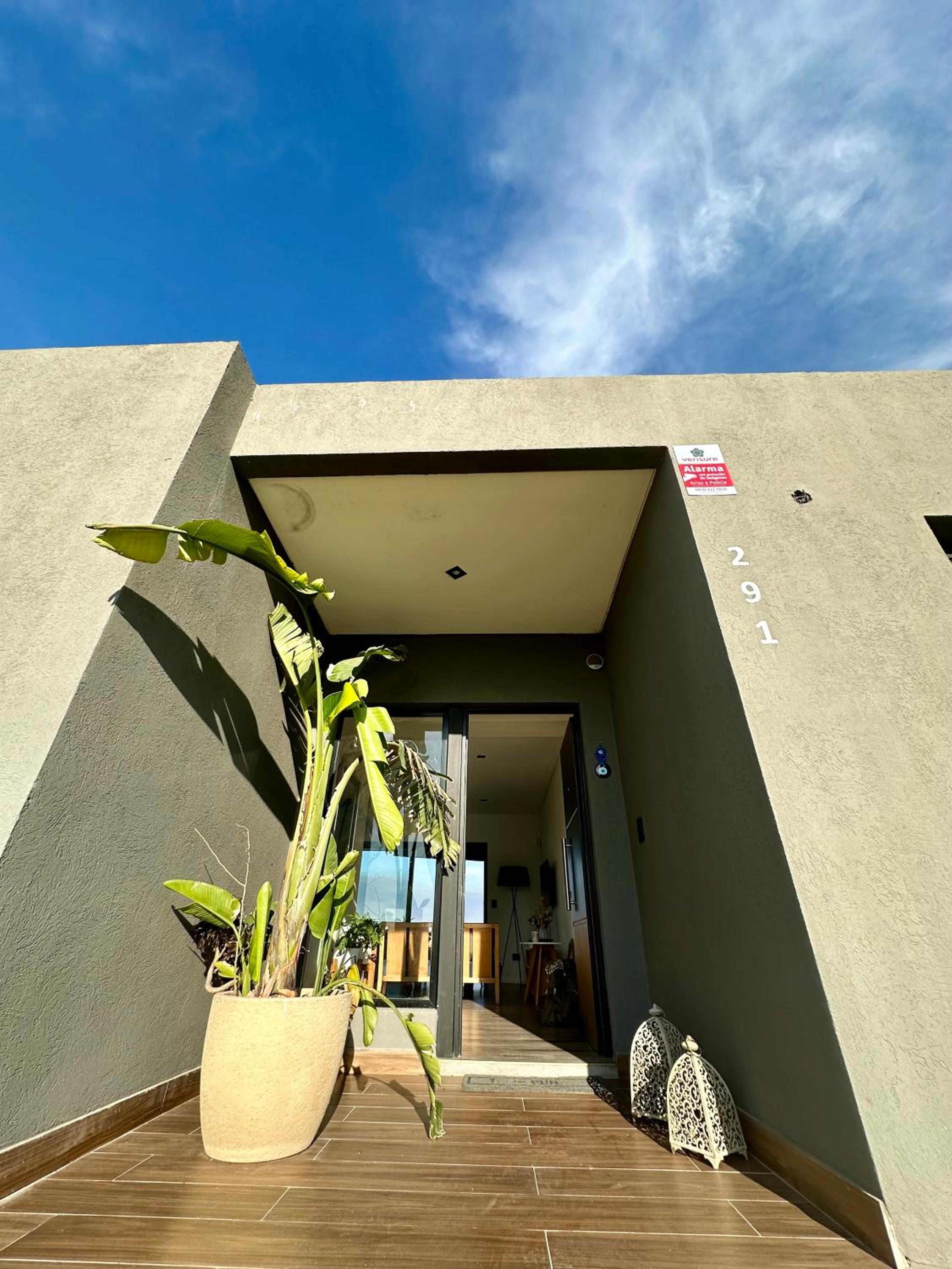 Casa familiar a la laguna en San Sebastian, Escobar, 3 dormitorios, jardín, pileta, parrilla y canoas