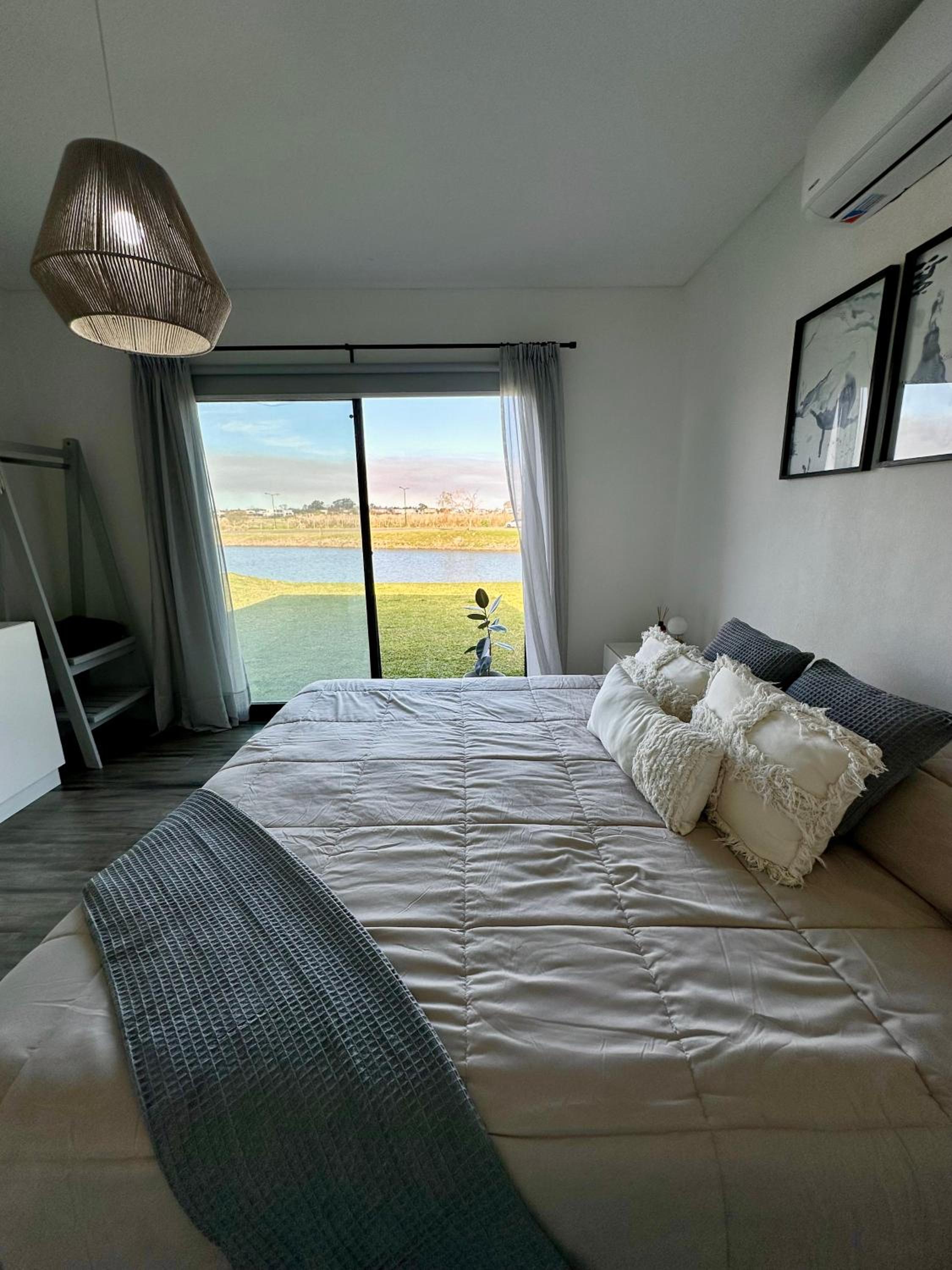 Casa familiar a la laguna en San Sebastian, Escobar, 3 dormitorios, jardín, pileta, parrilla y canoas